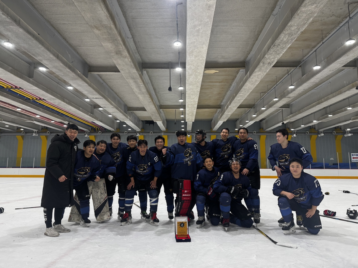 우승 트로피를 들고 있는 팀
