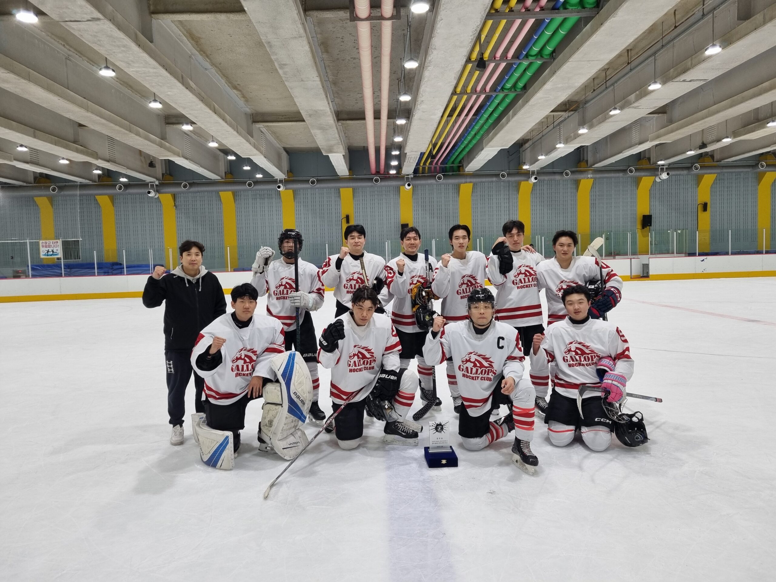 우승 트로피를 들고 있는 팀