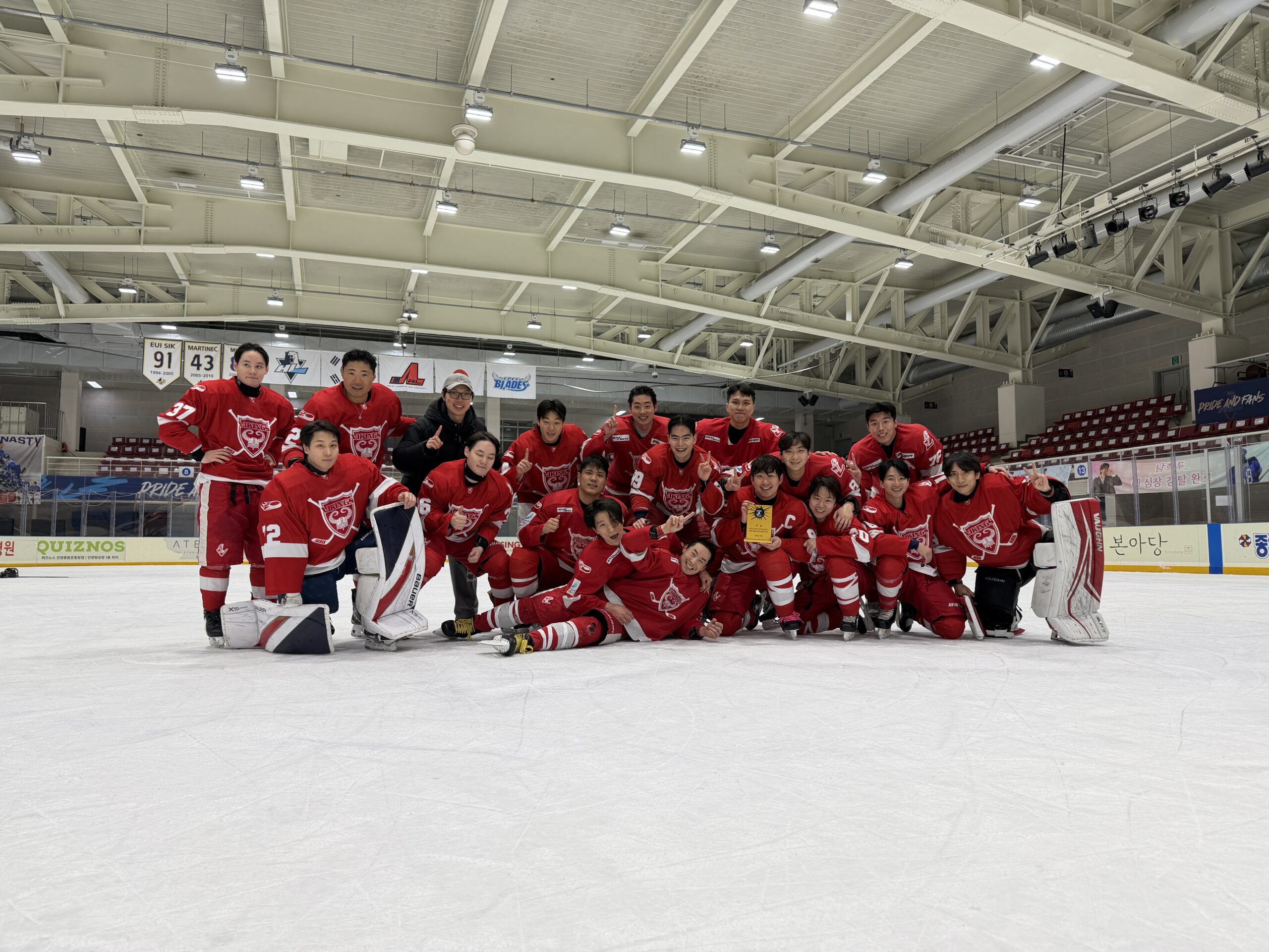 우승 트로피를 들고 있는 팀
