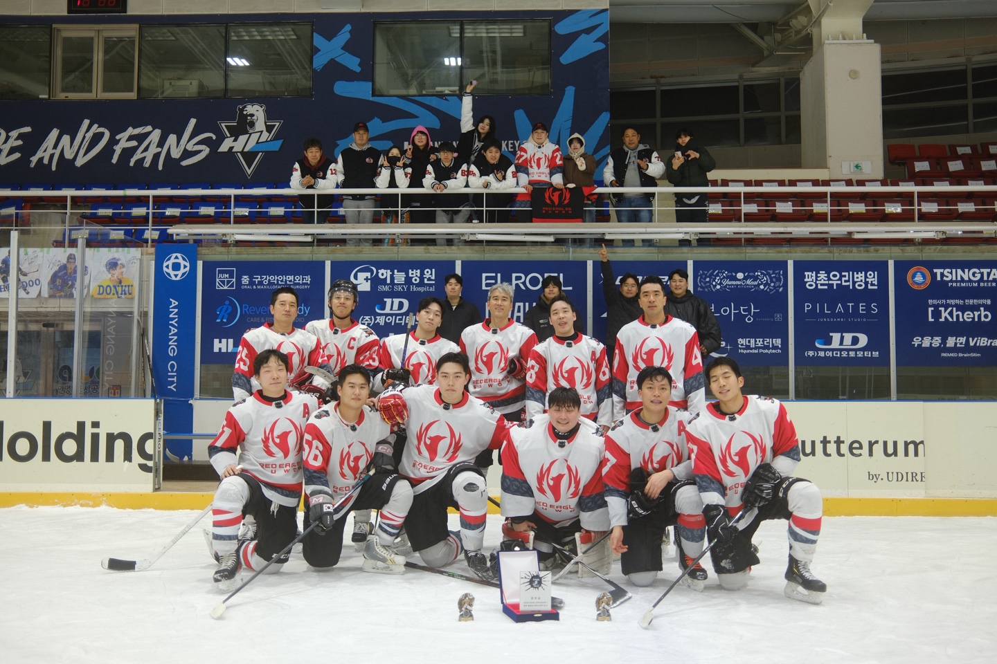 우승 트로피를 들고 있는 팀