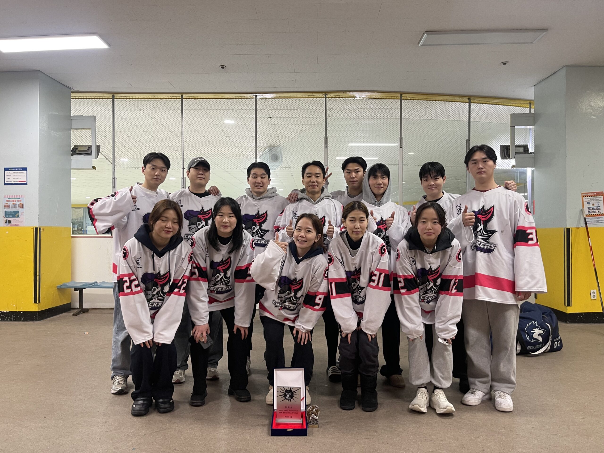 우승 트로피를 들고 있는 팀