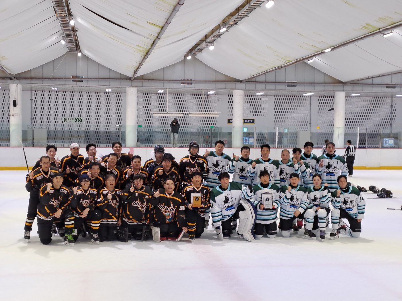 우승 트로피를 들고 있는 팀